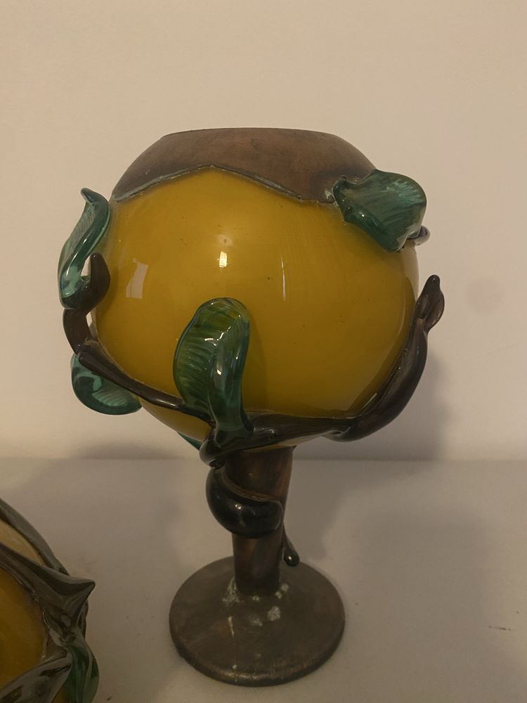 Vase grele din sticla turnata, fondul plastic