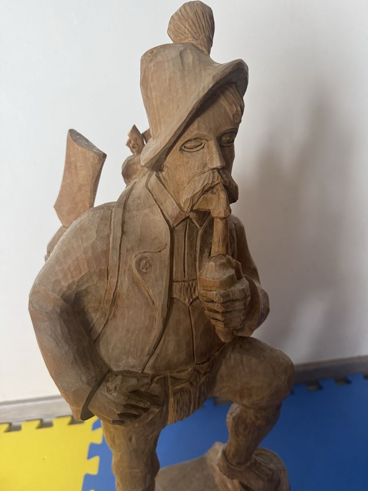 Statuie de lemn