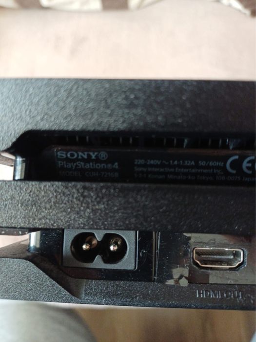 PlayStation 4 PRO + 2 manete + jocuri