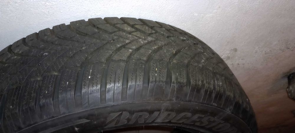 Зимни Гуми Bridgestone 215/60/17 - 2 броя