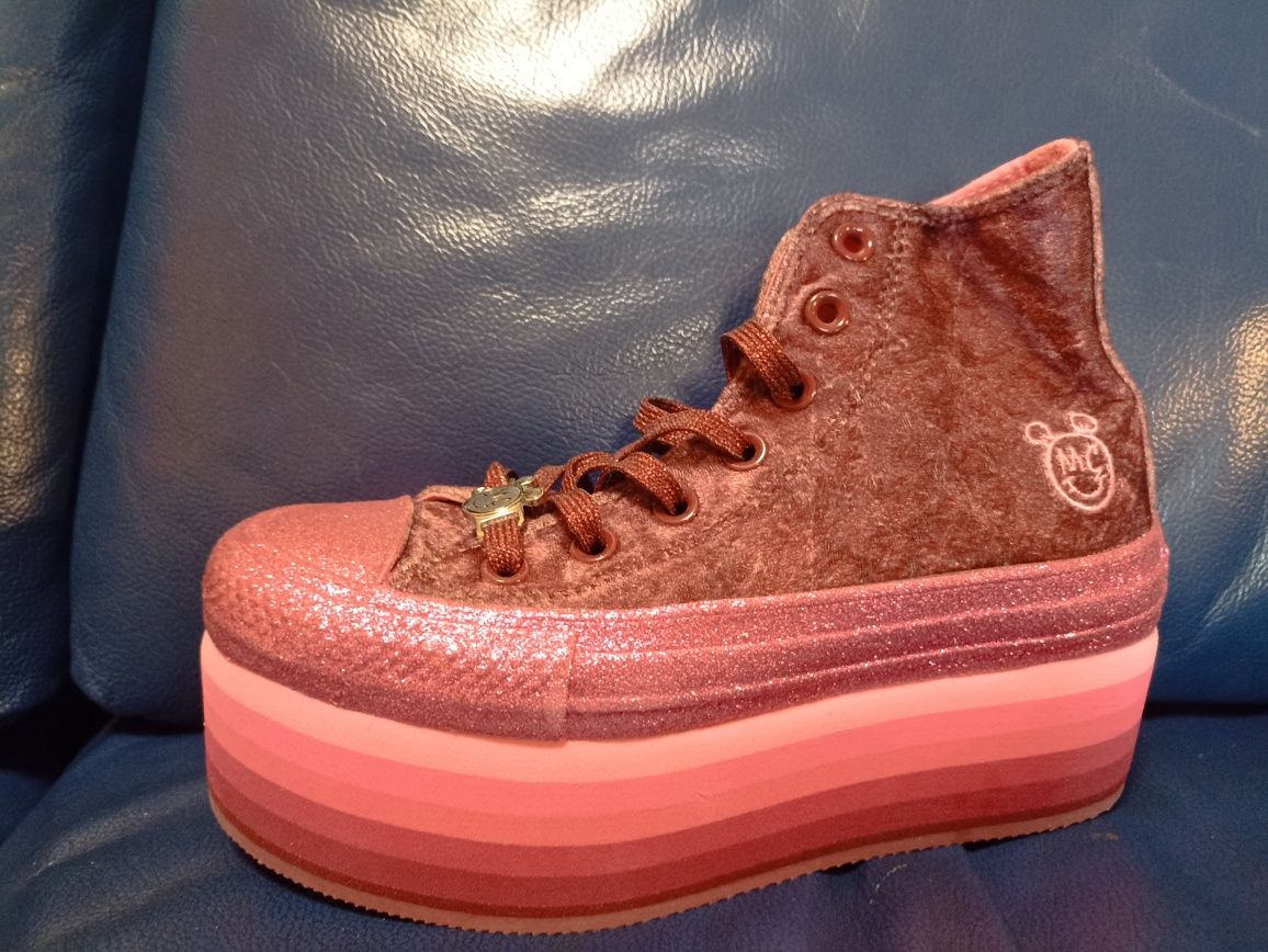 Продавам обувки на converse