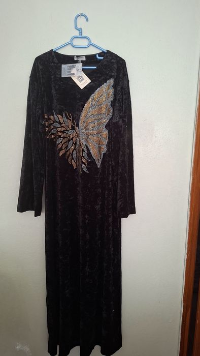 Бархатное платье новое.