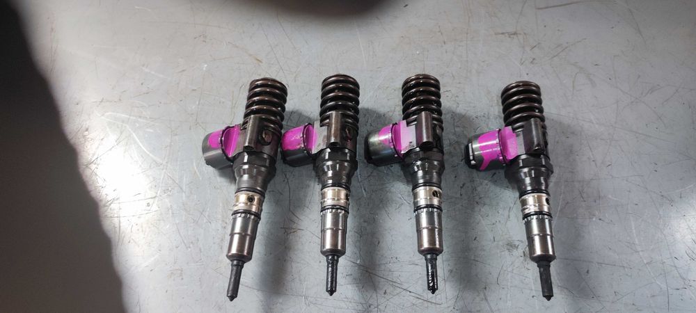 Injector injectoare volkswagen vw golf touran passat cod motor BKD