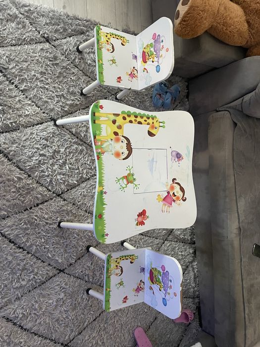 Продавам детска маса+2 стола+ляптоп