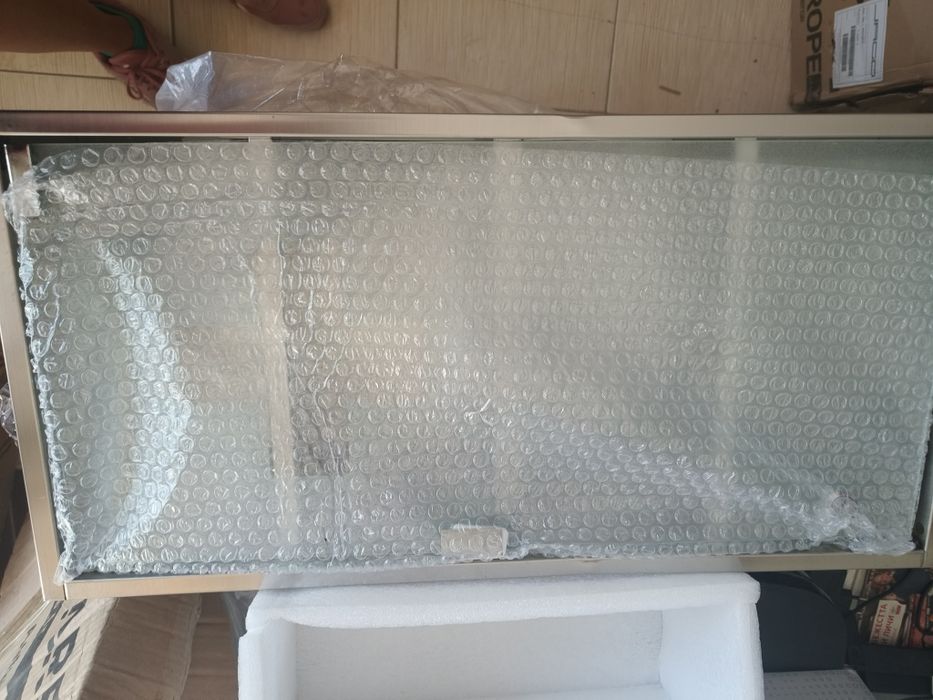 Метална аптечка със стъкло