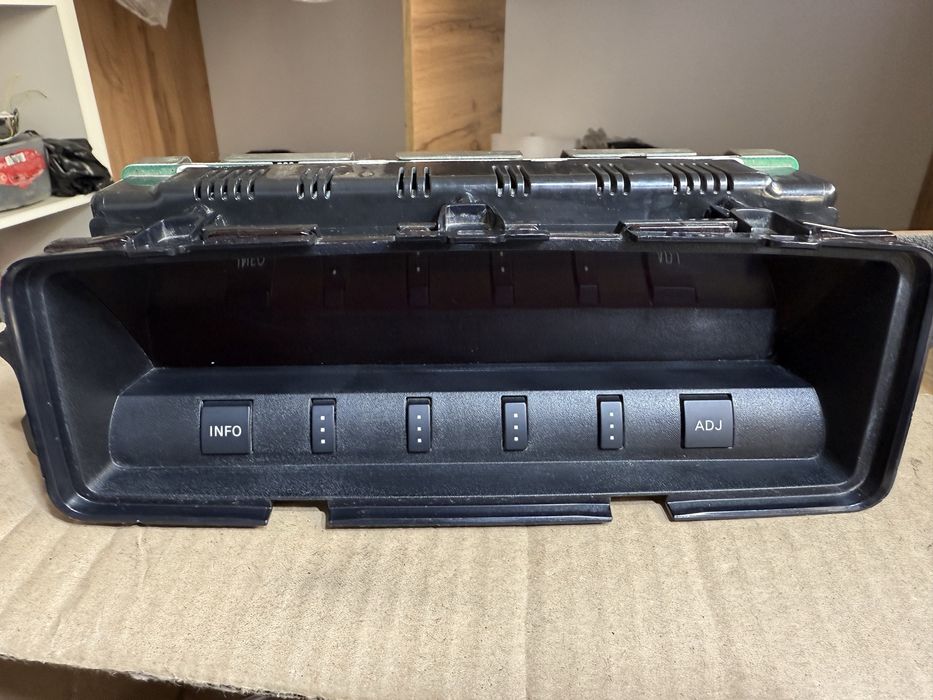 Display center bord  mitsubishi pajero 2018 40 000km