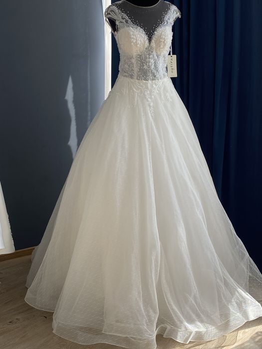 Yangu va kiyilgan kelin koʻylaklar