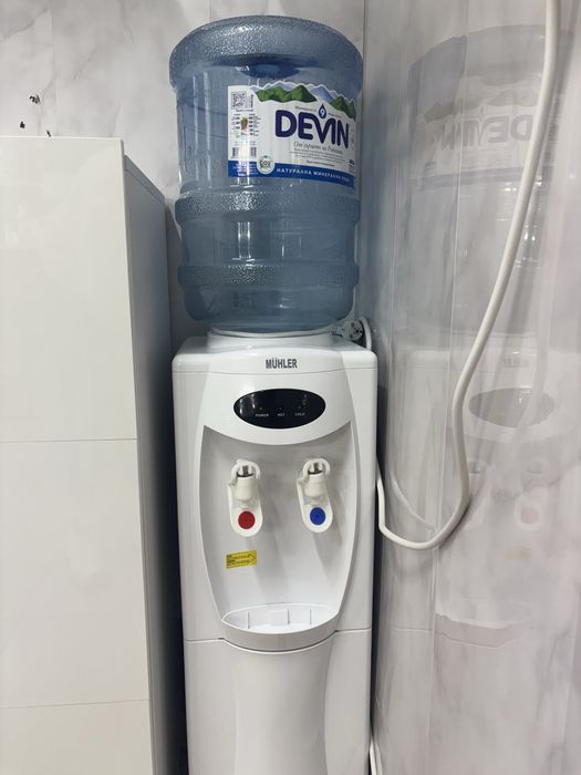 Шкаф,витрна,малина за вода,диспенсър за вода