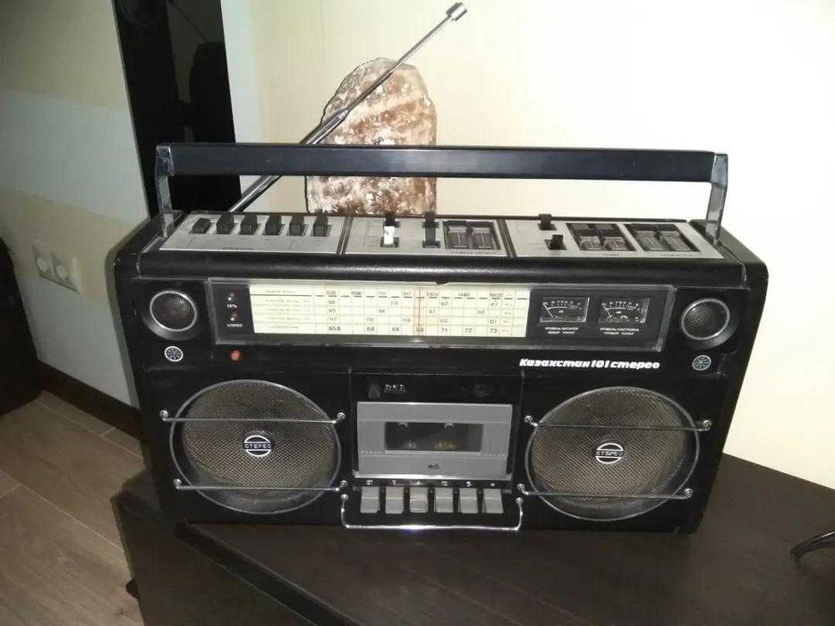 Редкая магнитола ( магнитофон ) «Казахстан-101-Стерео».