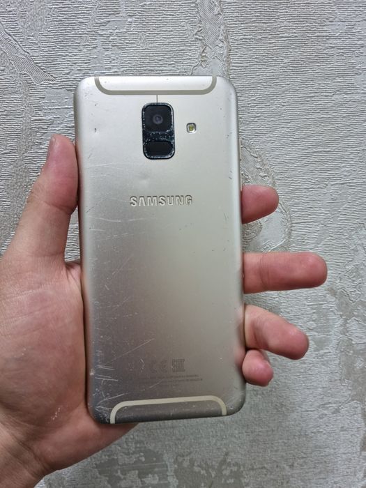 Продаю Samsung galaxy A6 в хорошем состоянии память 4/32.Гб