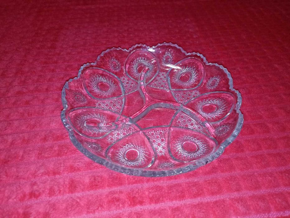 стеклянные доска для разделки и вазочка для орехов и кураги или конфет