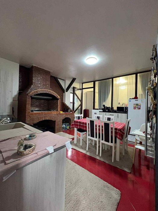 Casă de vânzare cu parcare pavată