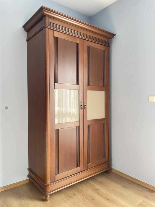 Продавам масивен дървен гардероб.