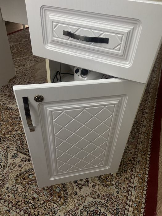 Письменный стол /маникюрный стол