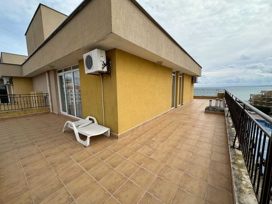 Просторен тристаен апартамент с гледка море, Първа линия