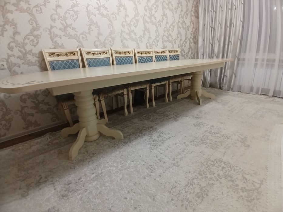 большой стол и 10 стульев