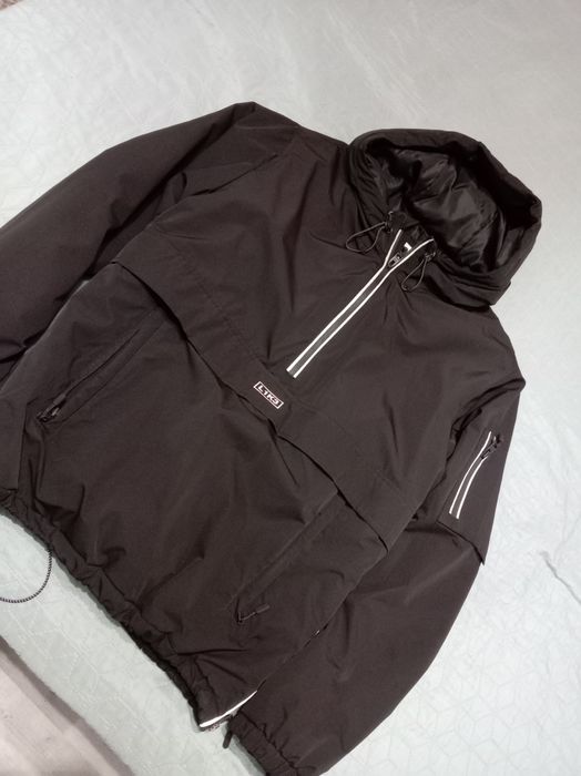 Geaca bărbați neagră, mărime M, marca Bershka, geaca este purtată