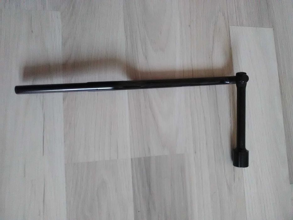 Ключ за гуми 17 (автомобилни джанти)