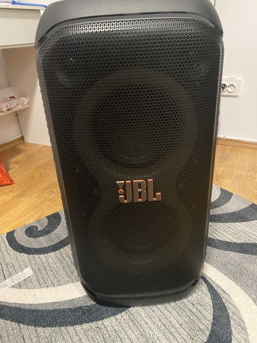 Vand boxa JBL  , o detin de 2 luni