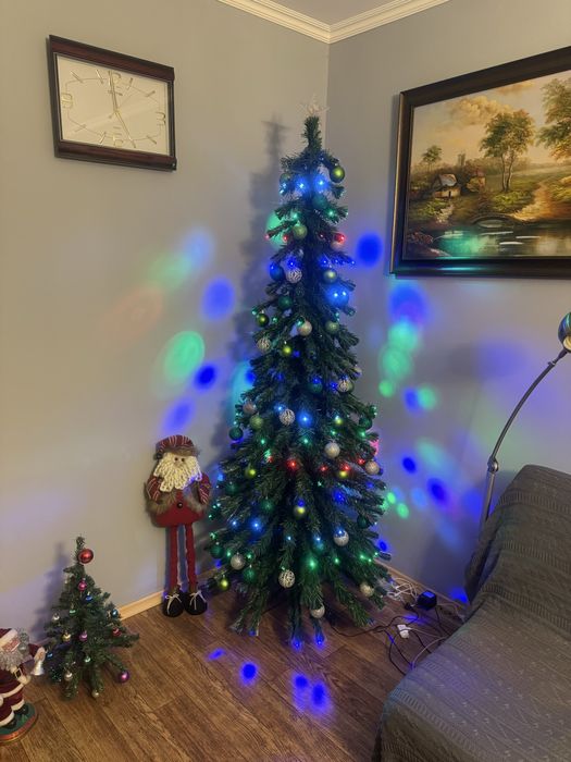 Елка новогодня встроеными огоньками