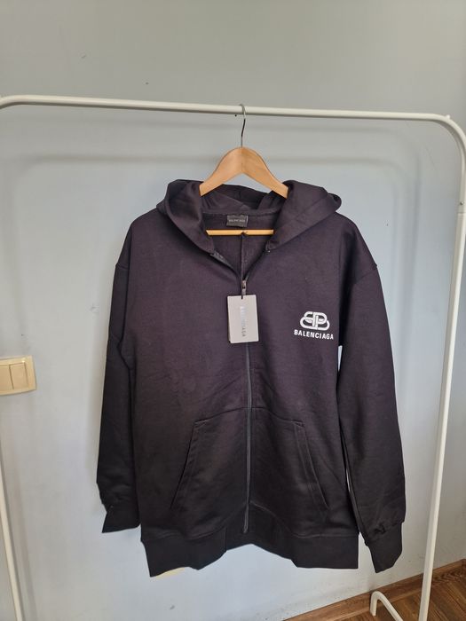 Страхотен мъжки суитчър Balensiaga размер S M L XL 2XL
BALENCIAGA 
Раз