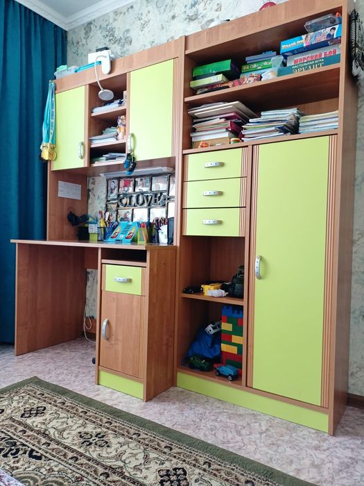 Срочно продам шкаф и стол в хорошем состоянии