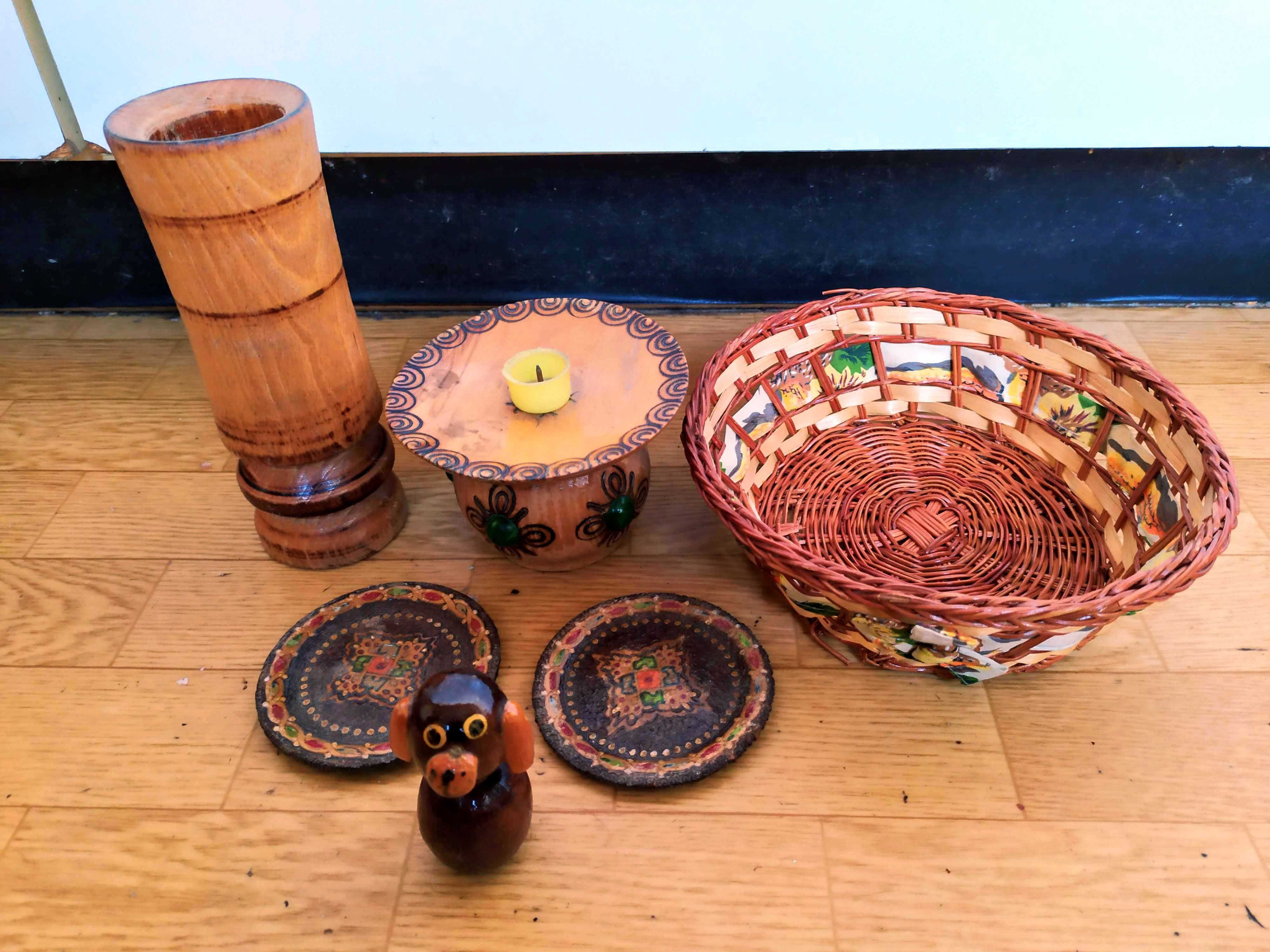 Ратанов панер, дървени украшения и подложки