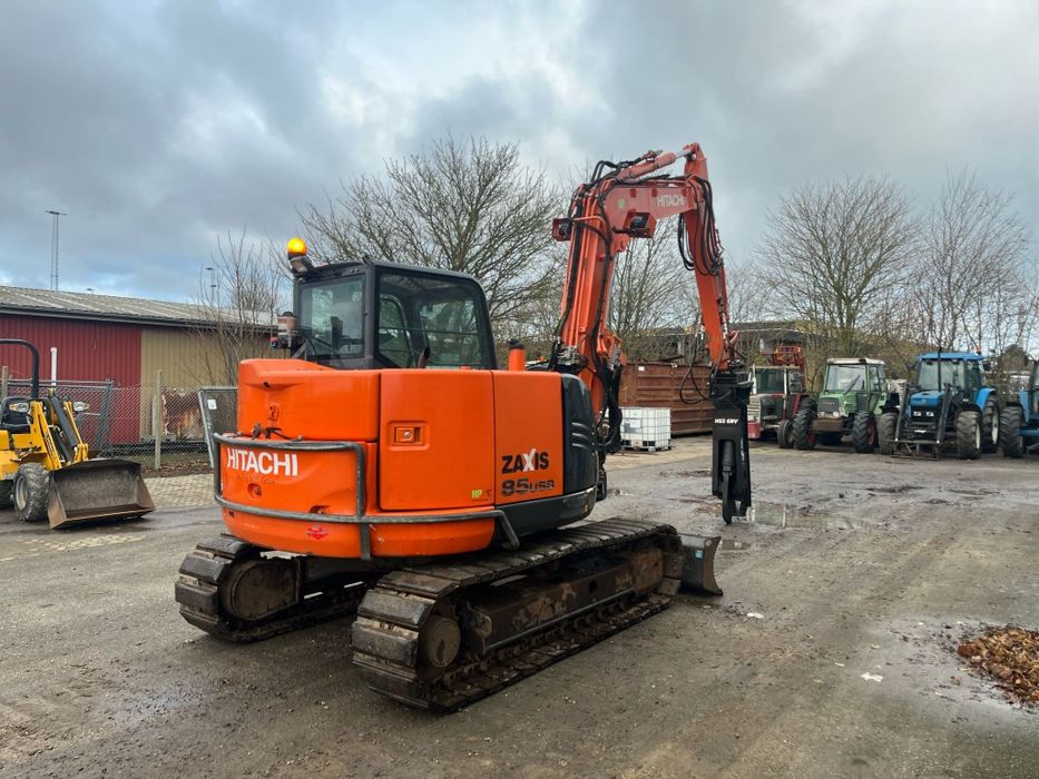 Inchiriez Excavator 2.8t 3.5t 8.5 t Cilindru Compactor Picon Demolari