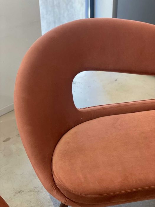 Двуместен диван с масивни крака