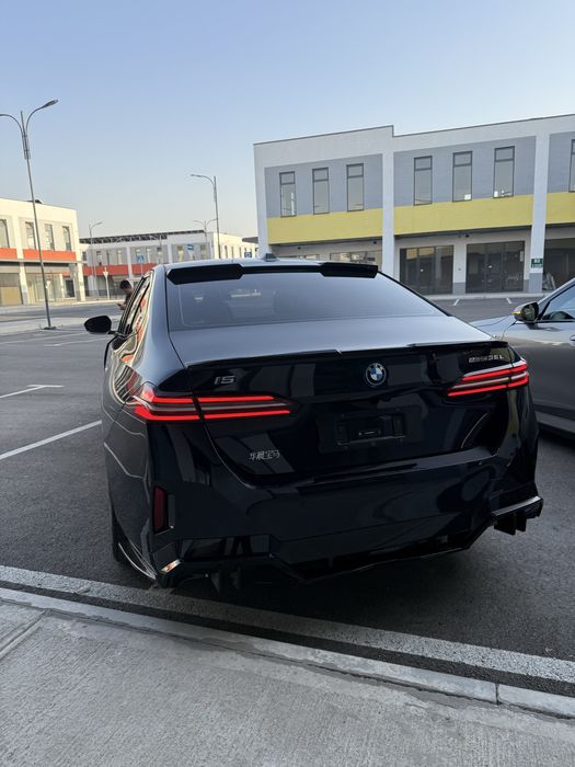 BMW i5 35L v nalichii