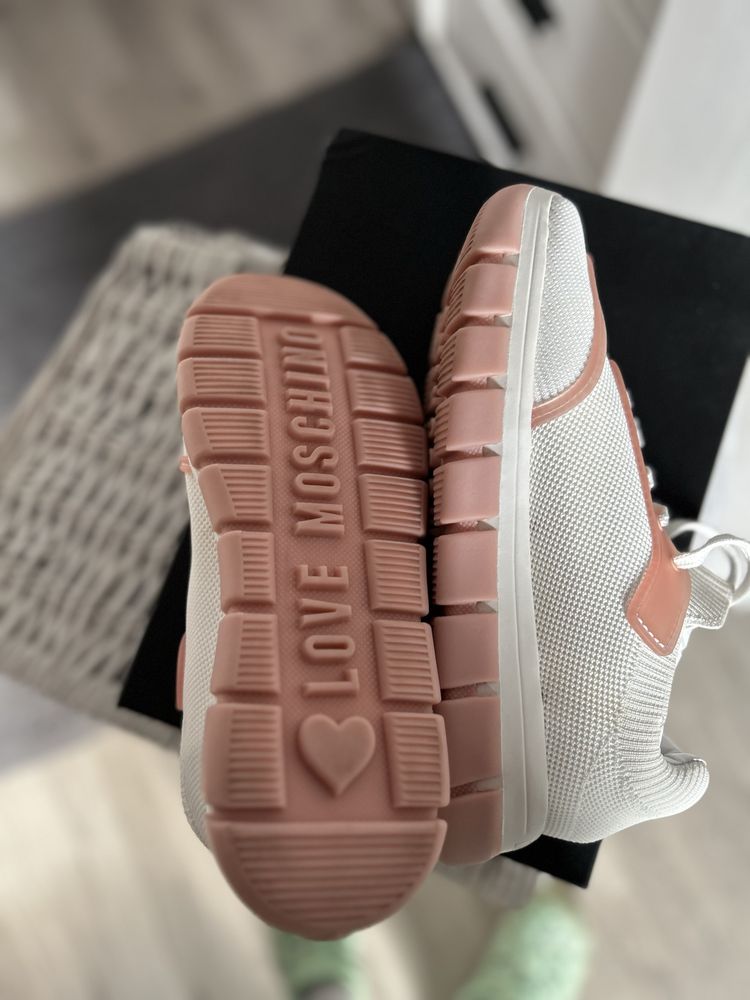 Sneakers Love Moschino