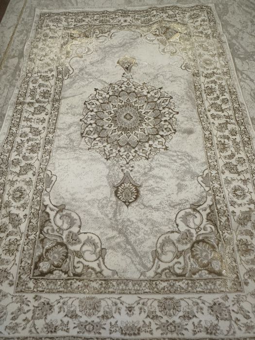 Продам ковёр 1,5 на 2,5 цена 10000т новый