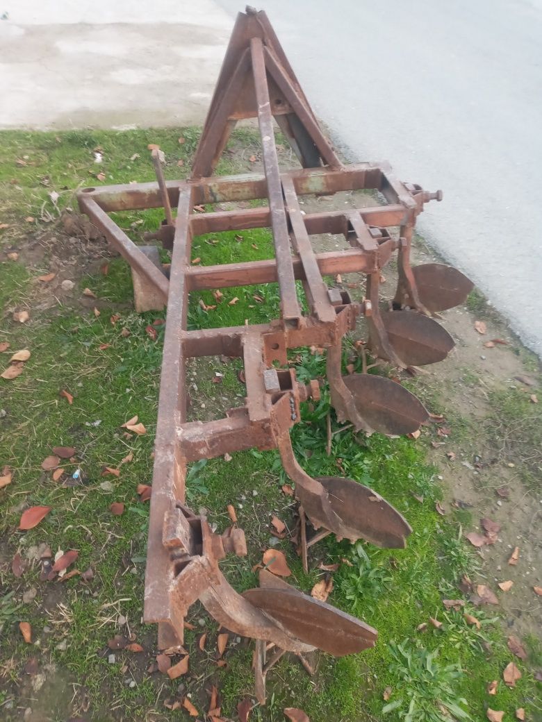 Mini traktorga besh korpusli plug sotiladi