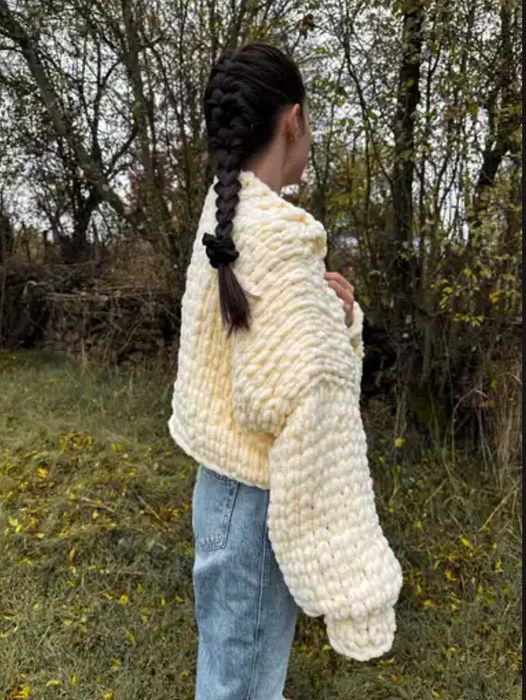 Ръчно плетена жилетка в цвят екрю