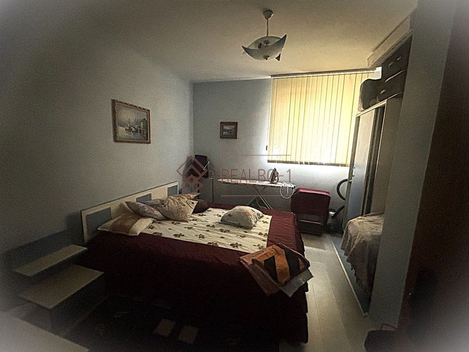 Продава се просторна триетажна къща с морска панорама и поддържана гр