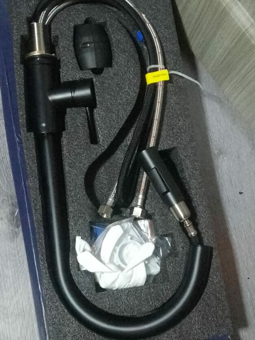 Baterie de bucatarie cu dus extractibil, negru mat
 Noua in cutie preț