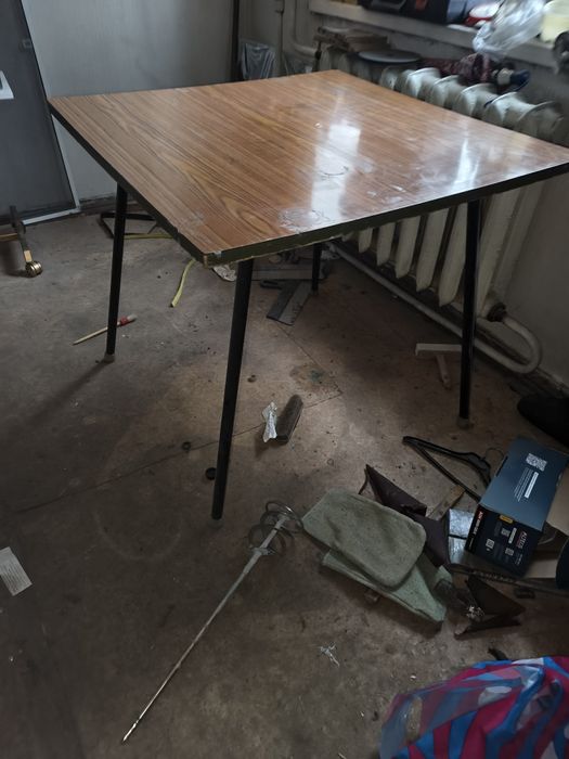 Продаю столик и что то непонятное