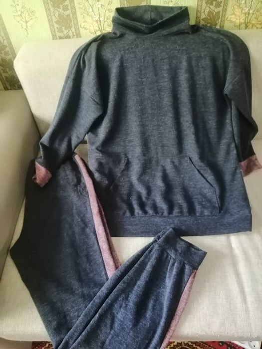 Продам одежду куртки, спорт кастюмы, ветровки