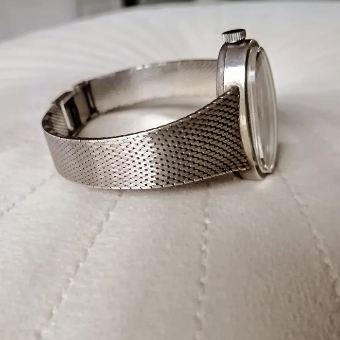 Сребърен, механичен часовник.