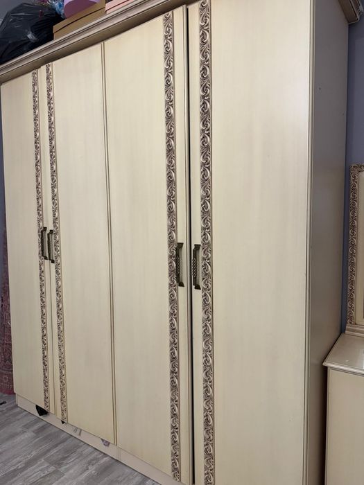 Шкаф гарнитура и спальня в хорошем состоянии