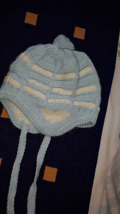 Продавам плътна шапка за снежни игри