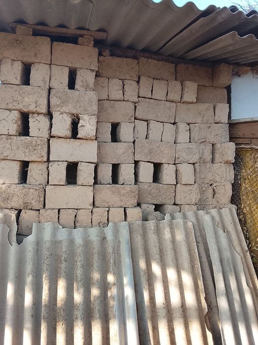 Hom gisht kotasdan uyda quyilgan