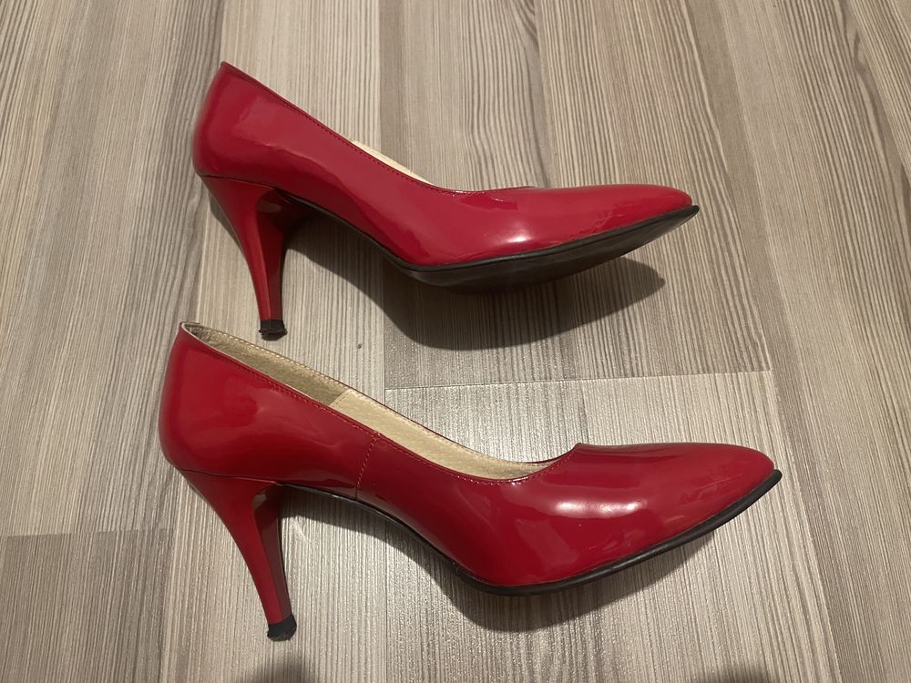 Pantofi cu toc roșii din piele naturală lăcuită