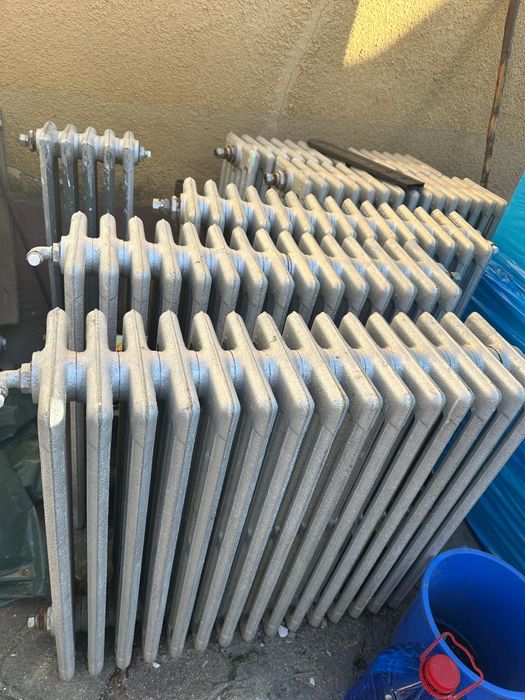 Calorifere de  fonta in stare buna.