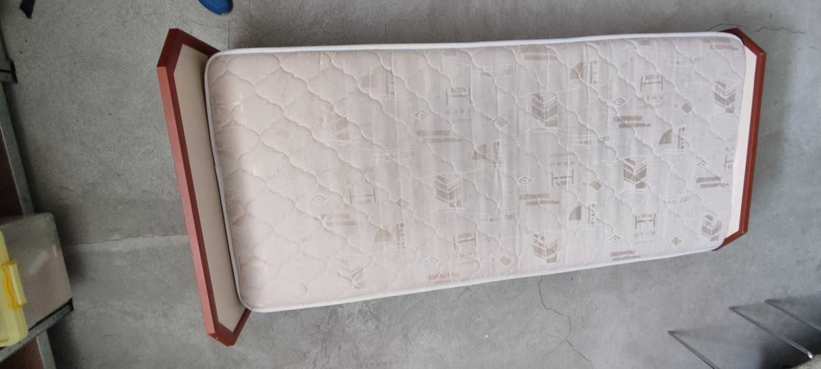 Продавам легло с еднолицев матрак 82/190
