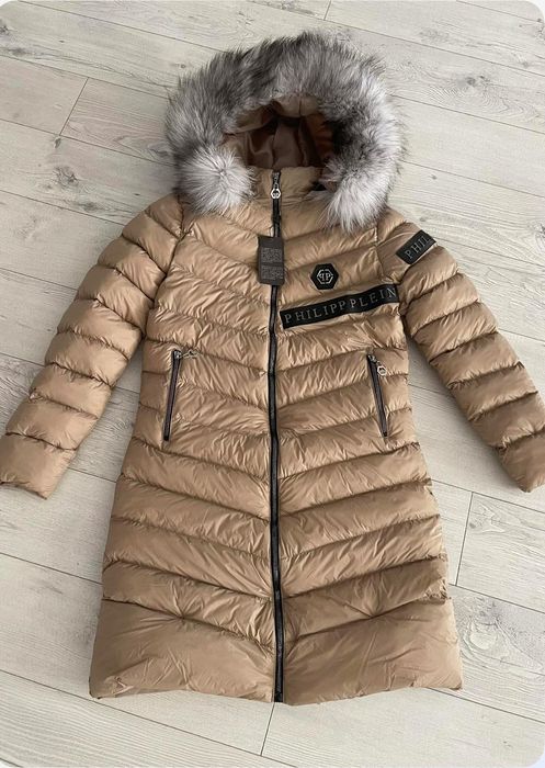 Дамски дълги якета с естествен косъм на качулката.