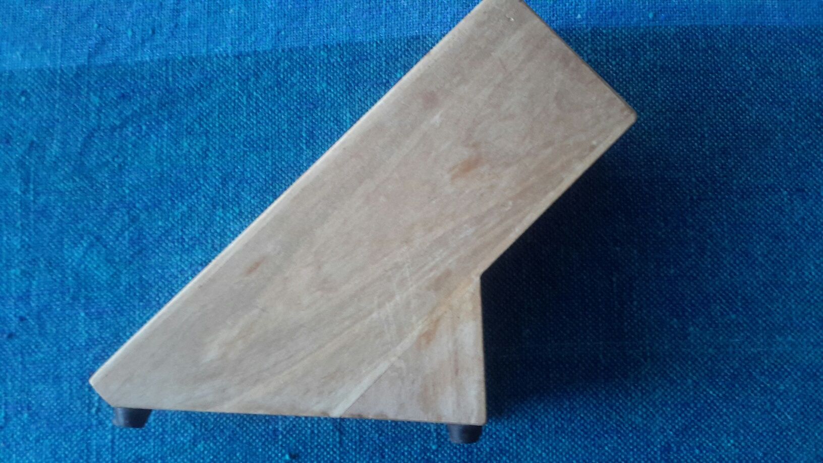 Дървена стойка за кухненски ножове