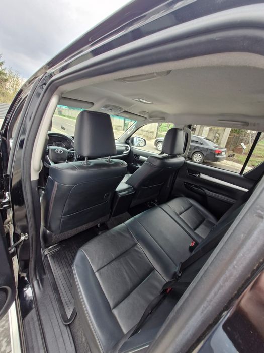 Toyota Hilux Invincible 2.8 D 204 CP automata 4x4