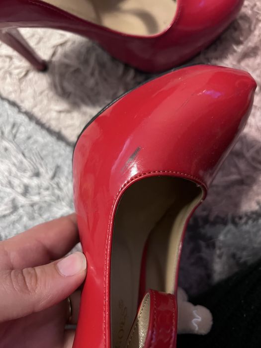 Червени дамски токчета