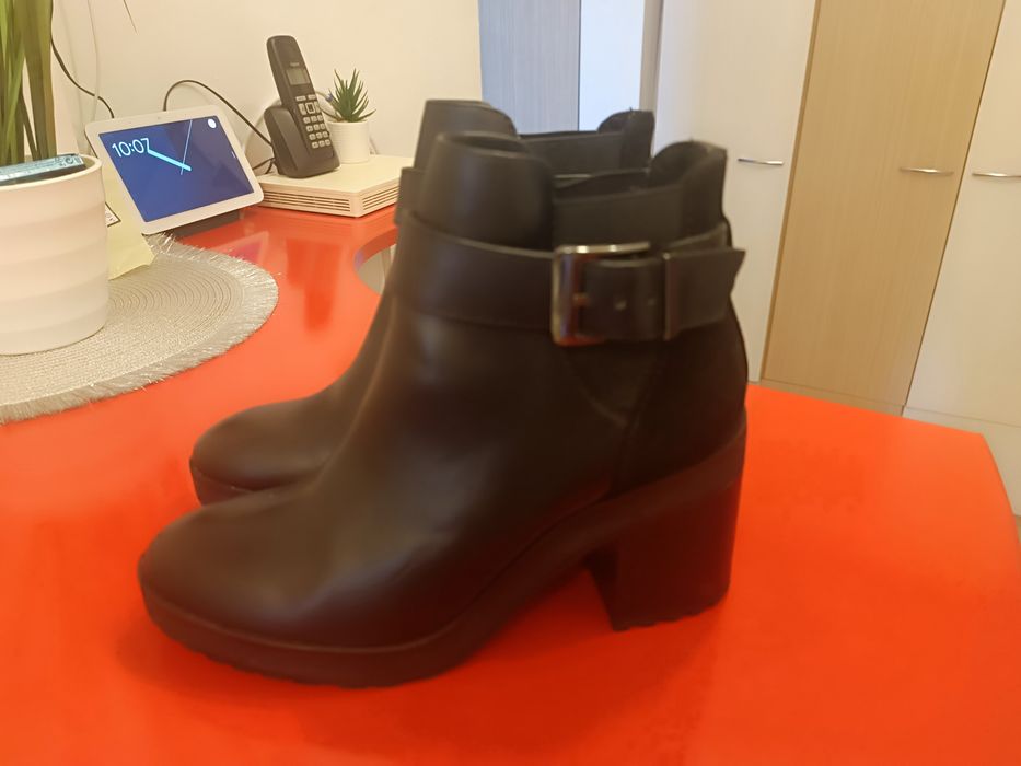 Vand ghete Bershka marimea 36!